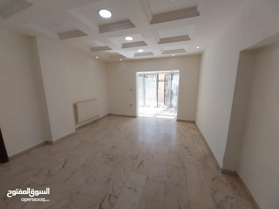 شقة غير مفروشة للإيجار ( Property 38542 ) سنوي فقط