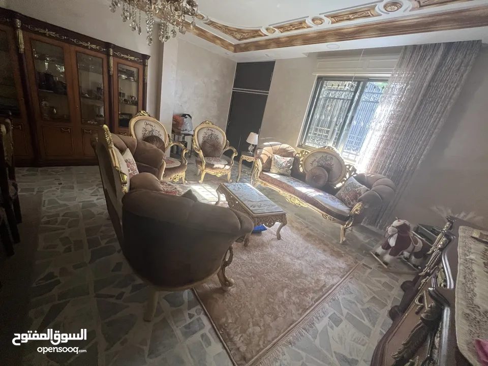 طقم كنب غرفة ضيوف مع طاولة سفرة مصري