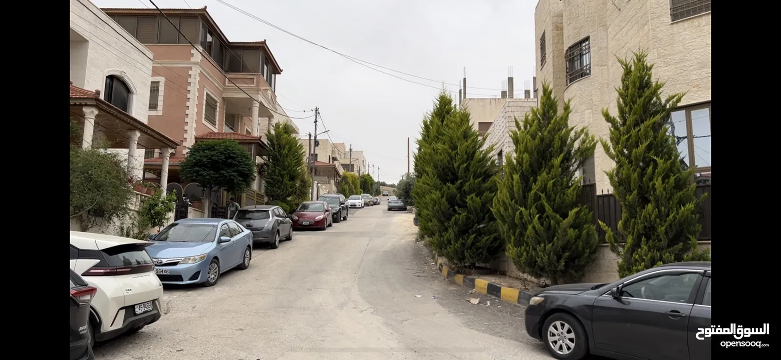 ارض مميزة في موقع مميز في شارع مكتمل البناء وكله فلل بدون إسكانات. تقع بين فيلتين مستطيلة تنظيم د.
