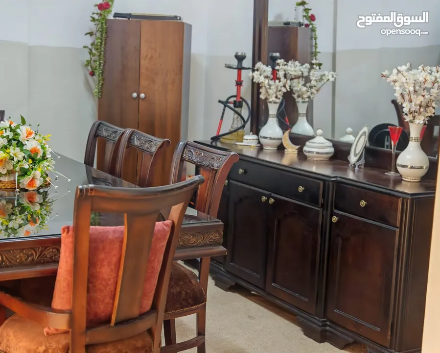 طاولة سفره مع بيرو بحاله ممتازه في اربد.