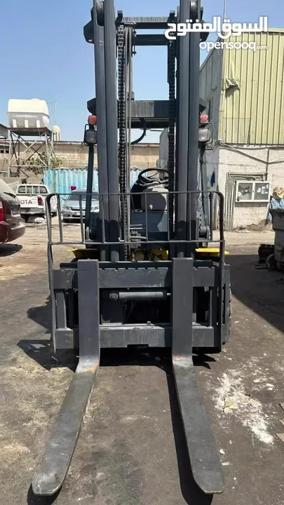 For Sale: Komatsu Forklift (2005, Made in Japan)-Mulkiya available