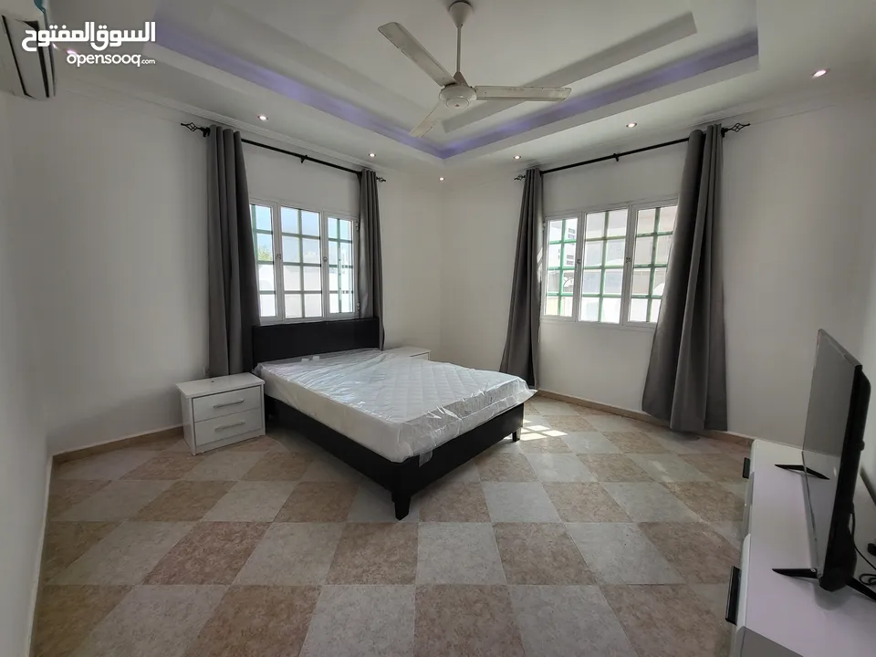 عيشي براحة وأمان في الخوض: غرفة فردية لِموظفة عمانية بسعر مناسب