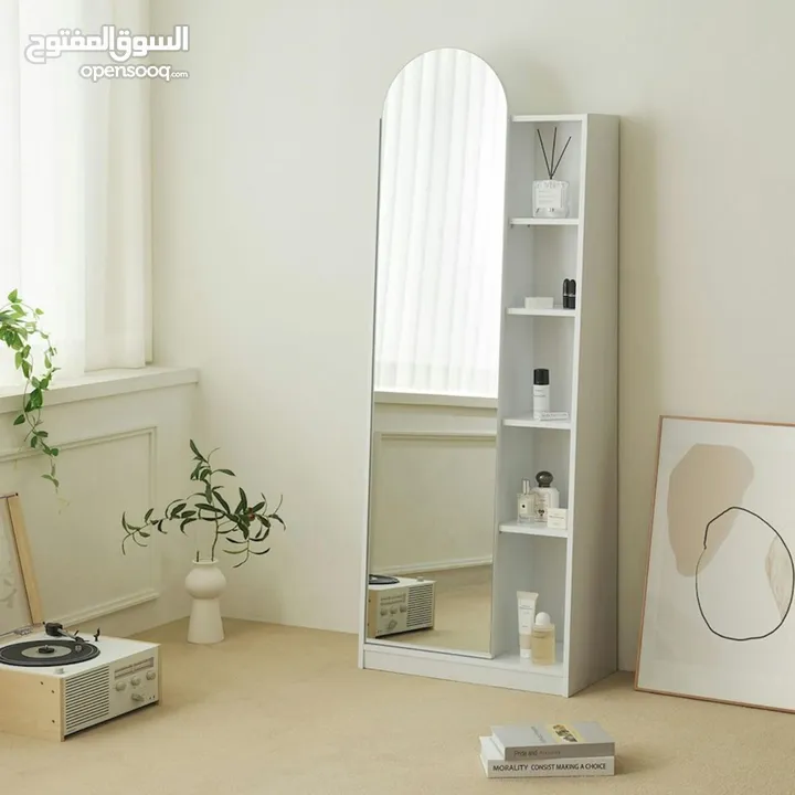 مرآة مع خزائن و رفوف
