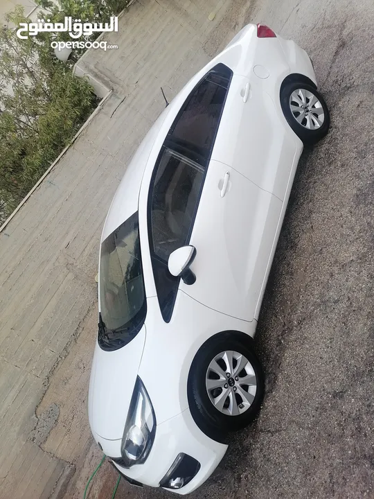 كيا ريو / موديل 2017 / بنزين / ماتور 1400 / عداد قليل / فحص نخب