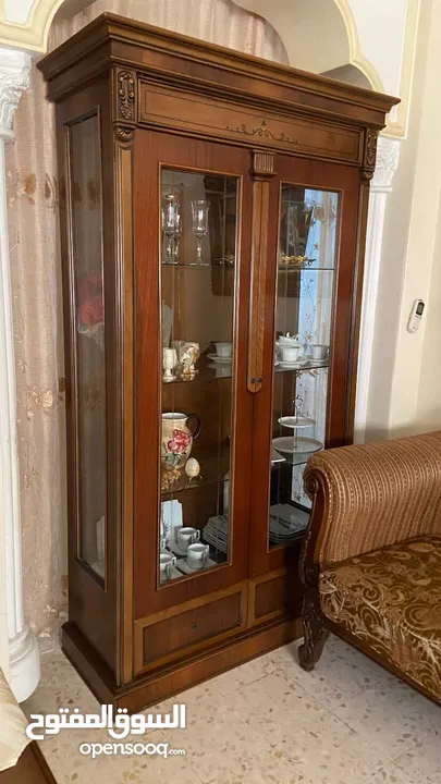 طقم سفرة / طقم كنب ضيوف/ كيزر ماء( سخان ) / مكيف 2 طن/ مفرش تخت وبرداية طقم/ قلاية كهربائية / طاولات