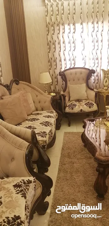 طقم كنب خشب زان للبيع مع البرادي بحاله الجديد