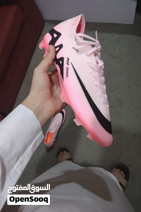 حذاء كرة اير زوم جديد