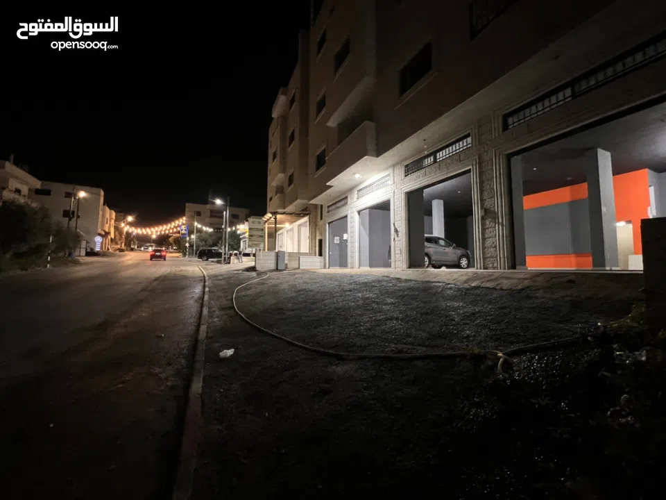 محلات تجاريه على الشارع الرئيسي عدد7   محلات4  اوثلاث محلات  كهرباء 3 فاز  يوجد مستودعات نفس العماره