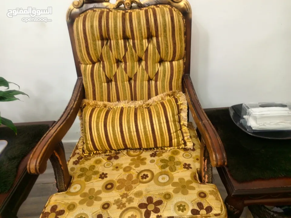 طقم كنب مع طرابيزات في حالة جيدة  عسلي وبني للتواصل الرجاء الاتصال على الرقم