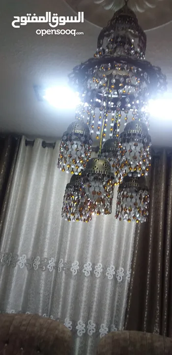 ثريا كرستال لون عسلي وابيض مكونه من سبع لمبات اضاءه ممتازه بسعر مغري