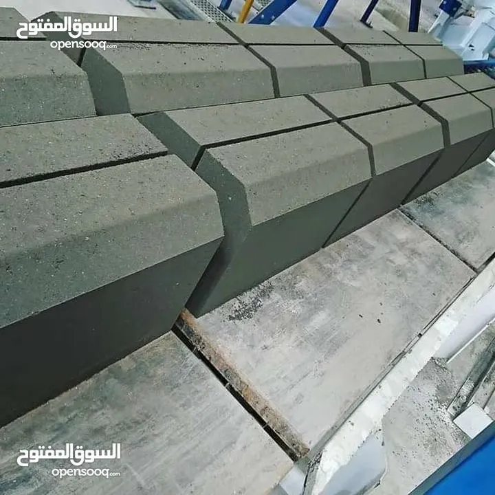 قلاب مع عمال  للهدد وازالة  الطمم ونقل  جميع مواد البناء باسعار مناسبه وباسرع وقت