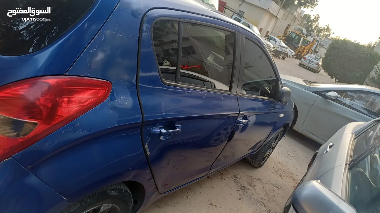 هيونداي i20 2011 للبيع كاش  اصل خصوصي ماشية 220000 الف كيلو