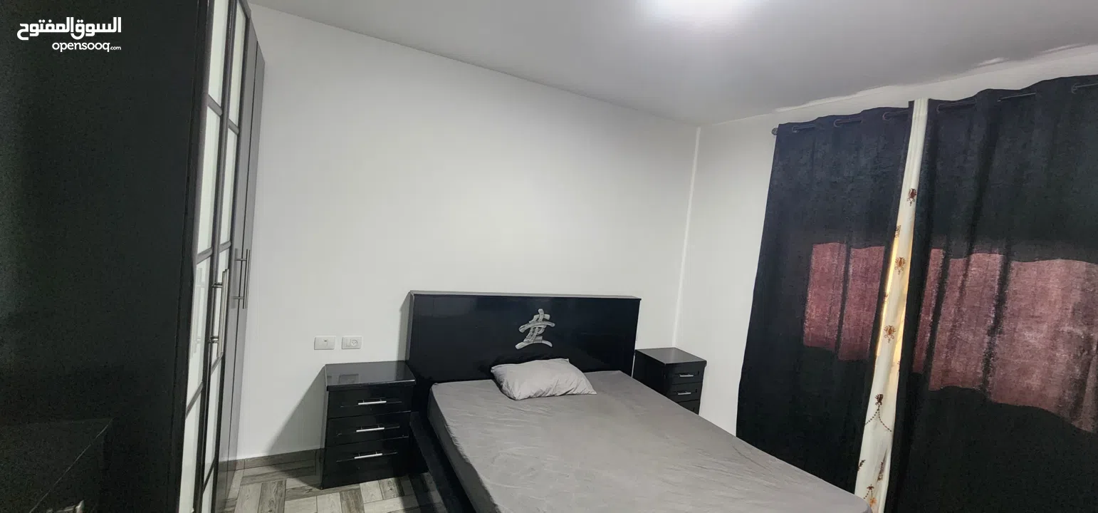 شقة وسط البلد قريبة من جميع الخدمات الشقة مكونة من غرفتين وصالون وحمامين ومطبخ وبرندة