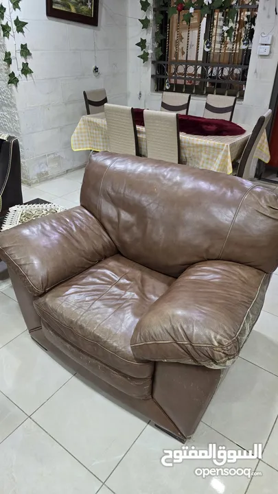 طقم كنب جلد + فضيه عدد 2 + دورسوار