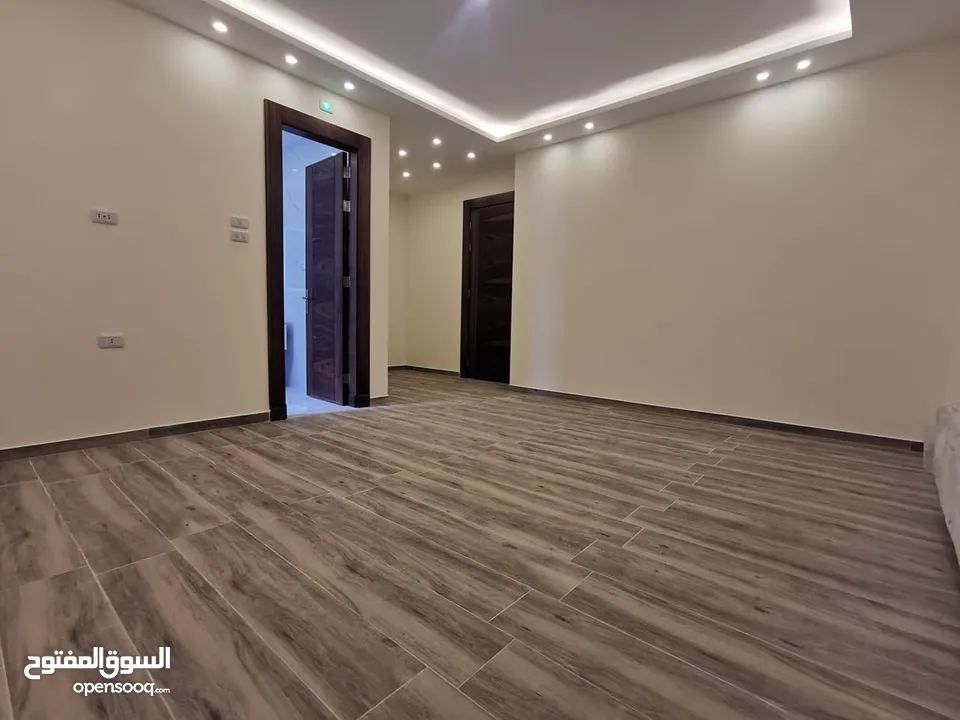 شقة ارضيه 210 م وحديقه وكراج 300 م في اجمل مناطق قرية النخيل