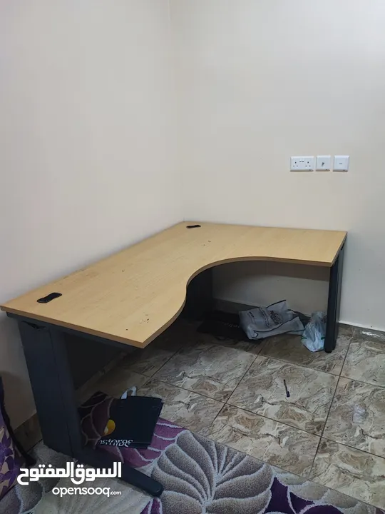 طاولة مكتبيه للبيع