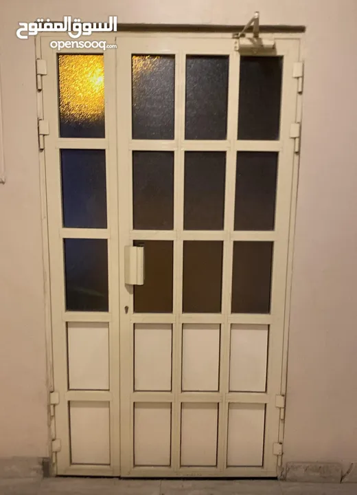 للبيع باب المنيوم مستخدام بحالة ممتازه