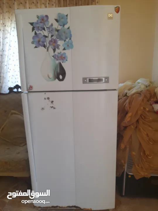 ثلاجه حجم كبير نظيفه كثير وما عمرها تصلحت شبه جديده من الداخل والخارج بحاجه ل مزيل صدأ  فقط لا غير