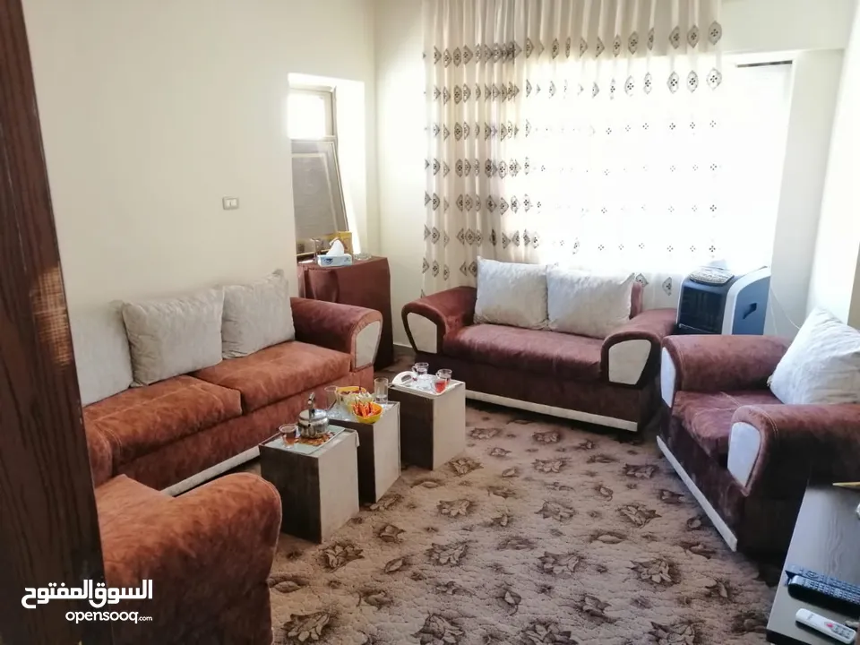 للبيع شقة طابق ارضي قرب دوار الدبابة مساحة 100+ترس وبلكونة