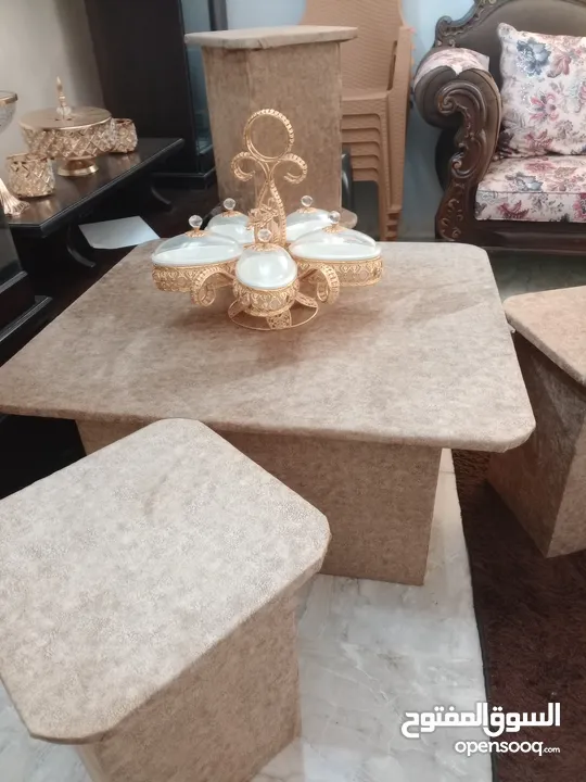 طاولة وسط مع 4مرافات