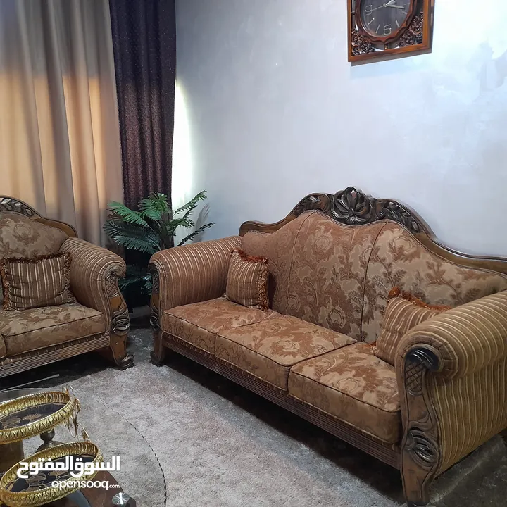 كنب بحال الجديد للبيع المستعجل بداعي السفر لون عسلي تفصيل وليس تجاري