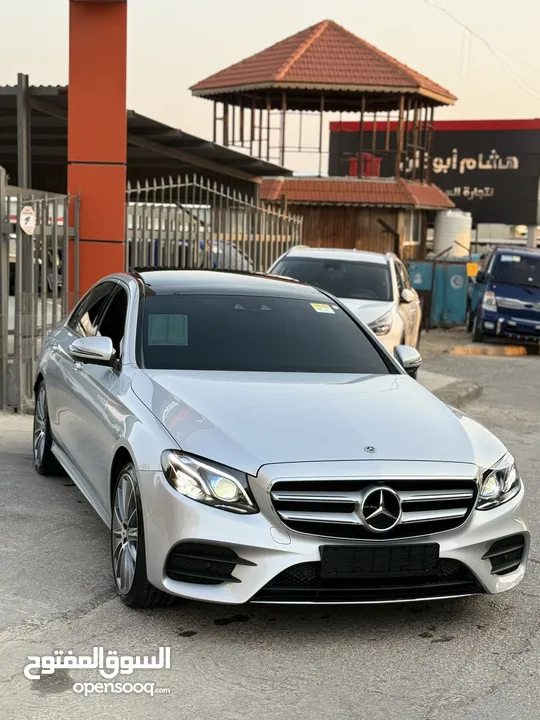 مرسيدس E350 2020 AMG فل اضافات اعلى صنف ممشى قليل لون سلفر غرفة كاميل بحالة الوكالة