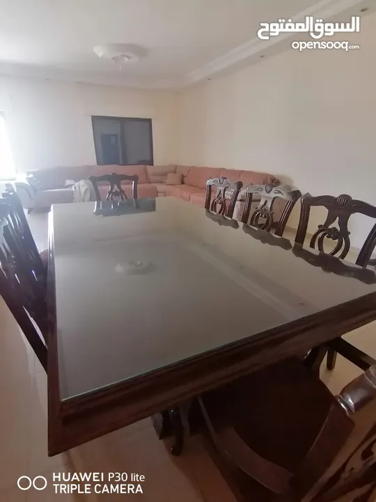 اثاث غرفة جلوس بحالة جيدة مع كافة ملحقاتها