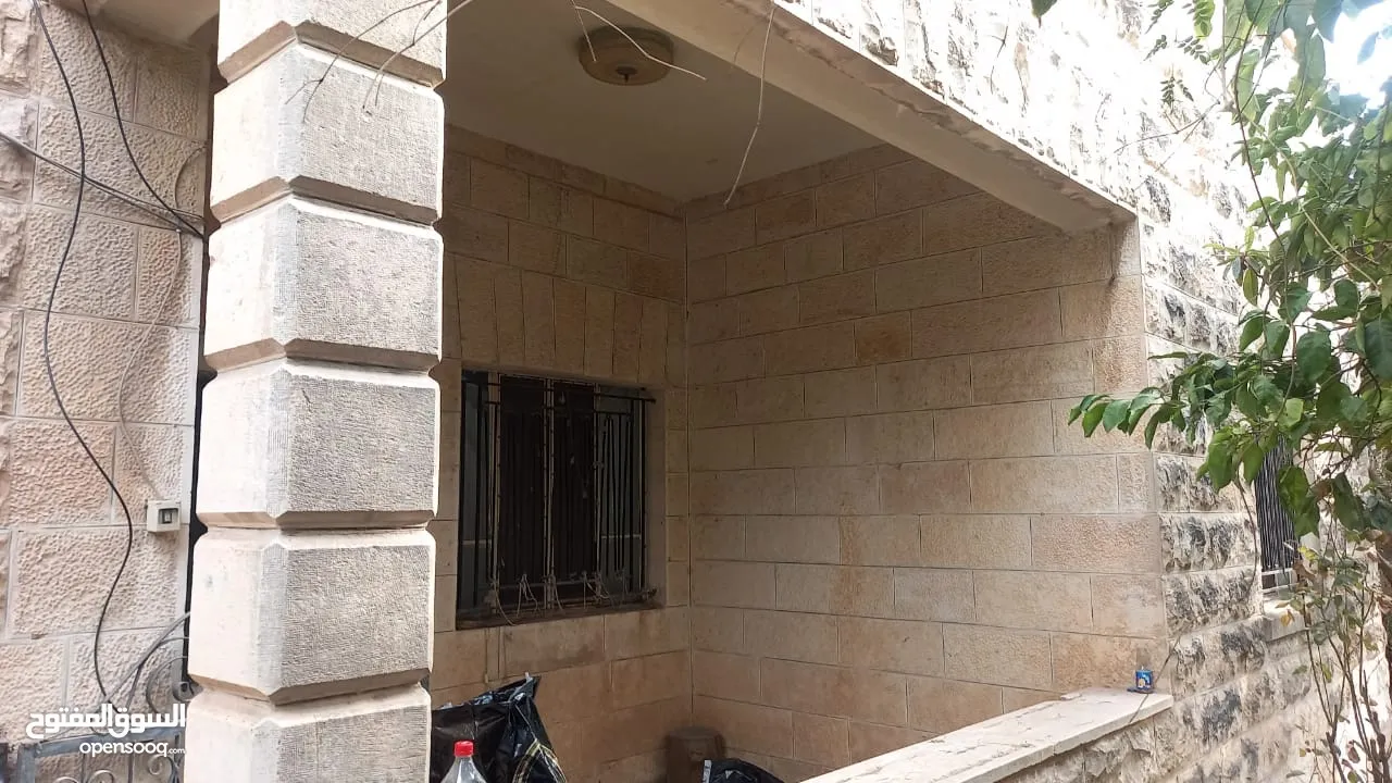 مبنى مكون من طابقين على قطعة ارض