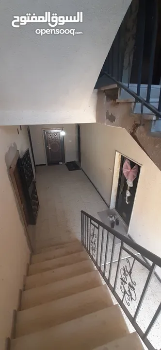 شقة طابق أرضي بمحلة لبدة بمدينة الخمس