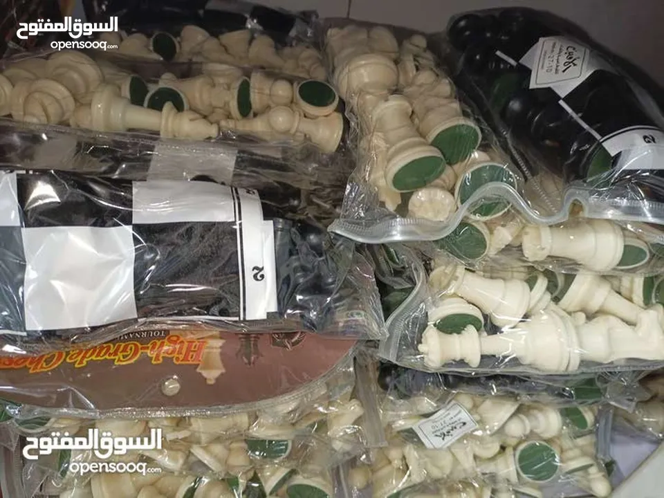 رقعة شطرنج جلد رول بطولات. احجار الشطرنج عظم  مع شنته