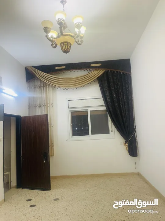 شقق سكنيه للإيجار موقعها الخليل راس الجوره مقابل كازيه زيد للمحروقات طابق ارضي