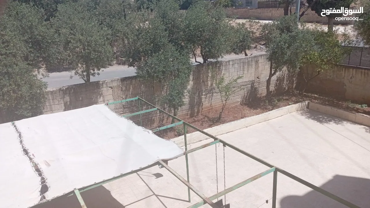 منزل للبيع مكون من 3 طوابق ومساحات خارجيه واسعه على شارعين