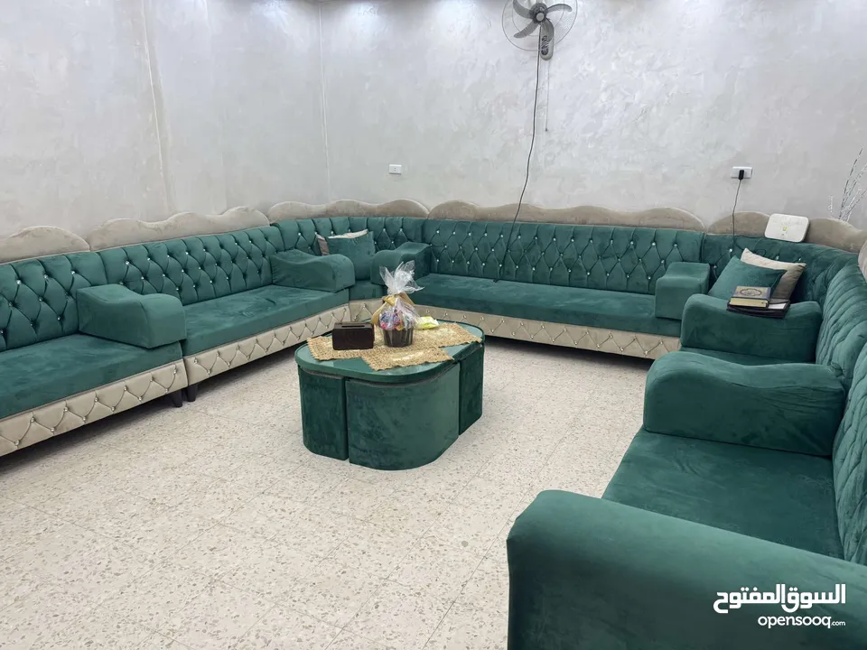 جلسة ضيوف حجم كبير  تفصيل  بحالة الجديدة  لون أخضر و بيج فاتح