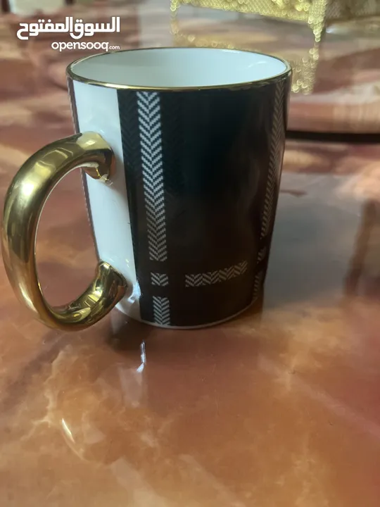 كوب (مج) اخضر الون يده ذهبية وجميل جدا ثقيل الحجم