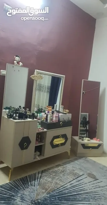 غرفة نوم وغرفه ضيوف وثلاجة ومزنون ومرايه وبولير ودربزين درج شاحطين يمين شمال