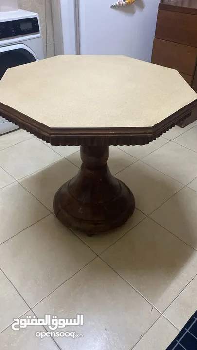 طاولة مطبخ دائرية تكفي 4 كراسي