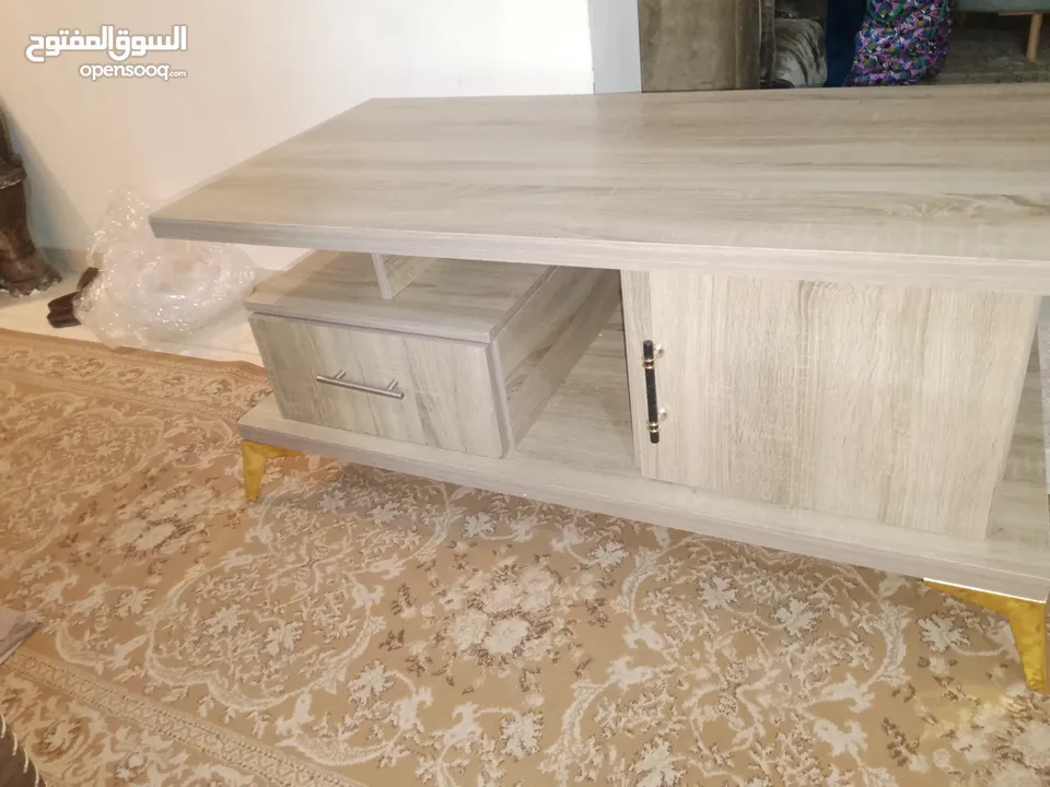 ترابيزه لمينيت بالكامل رجلين ستيل لون ذهبي الترابيزه بالكرتونه ولا خدشه الله يطرح البركه