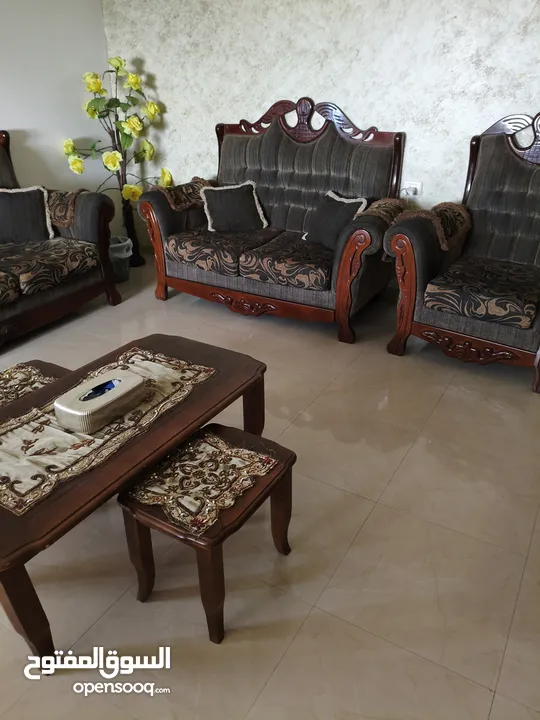 طقم كنب مع طاوله سفره للبيع