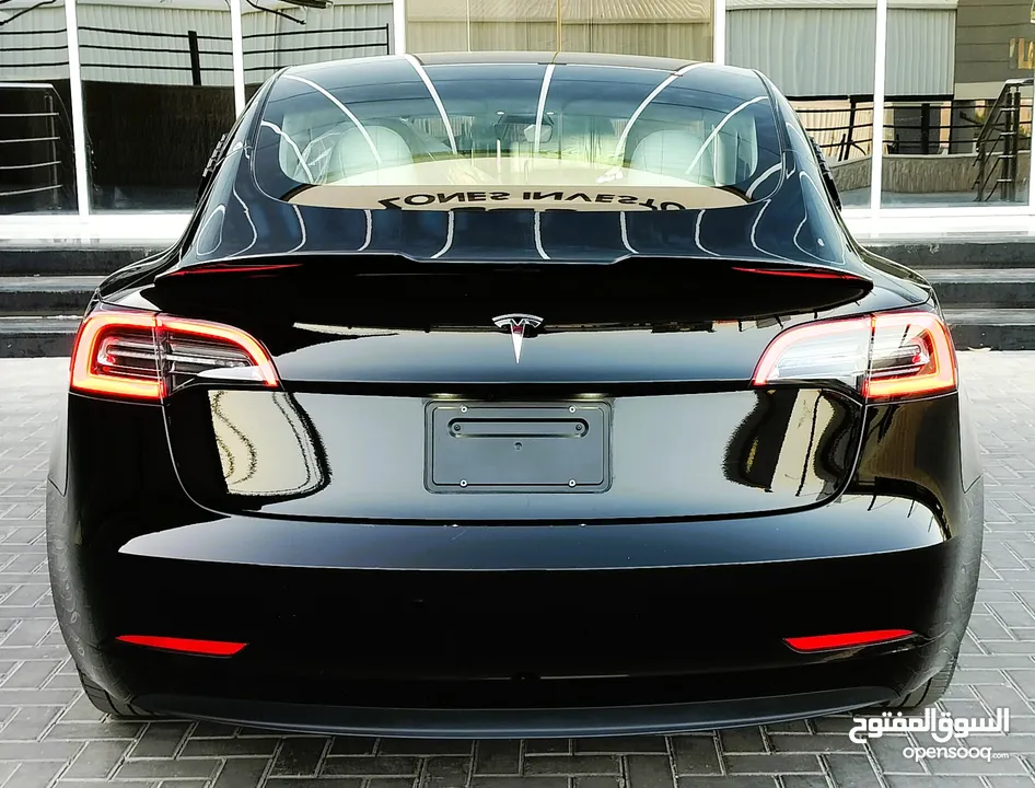تيسلا 2023 model 3 فحص كامل اوتوسكور لون اسود ملوكي داخلي ابيض بحالة الوكالة للبيع بسعر لقطة ومحرووق