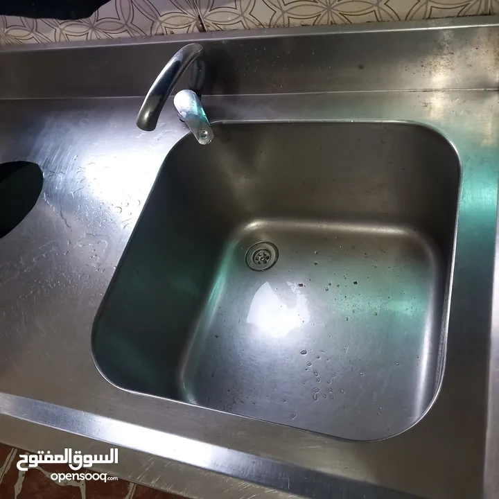 مجلى ستيلس ثقيل صناعي  ثلاجة بحاجه الى مروحة  طاوله ستيلس  غاز عين وحدة كانون كبير طول مترين عرض 40س