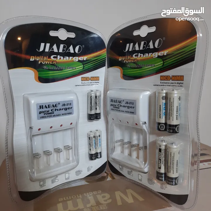 جهاز شحن البطاريات مع 4 بطاريات قابله للشحن AAA