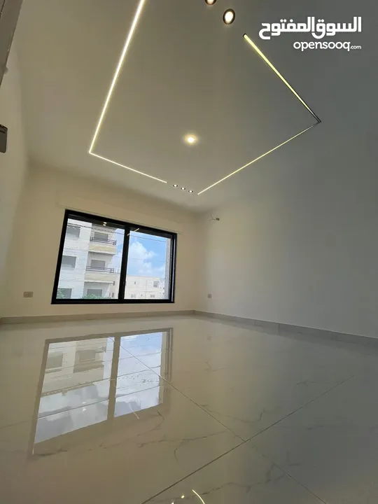 ارضية مع ترس خلف جامعة البتراء البنيات طريق المطار تشطيب فخم