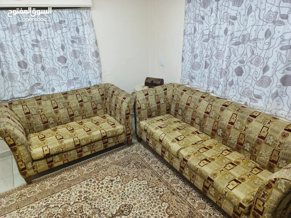 طقم كنب بحاله جيده خشب سويد 5سم