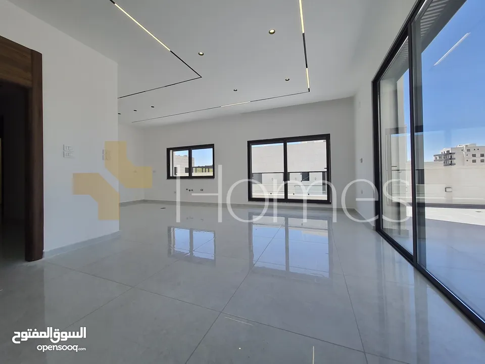روف طابقي باطلالة عالية للبيع في طريق المطار بمساحة بناء اجمالية 391م