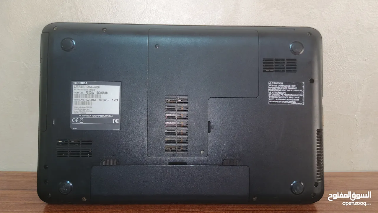 للبيع لابتوب Toshiba Satellite C850-A786 تصميم أنيق وهيكل خارجي بحالة جيدة .