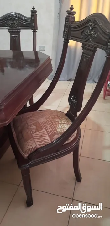 كنب وغرفة سفرة مع سجاد ومكنسة كهرباء  للبيع بداعي السفر