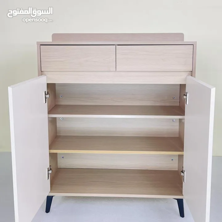 خزانة مودرن بستايل اوروبي راقي تصميم خشبي بلون بيج فاتح مع ابواب سادة بلون سكري درجين علويين وبابين
