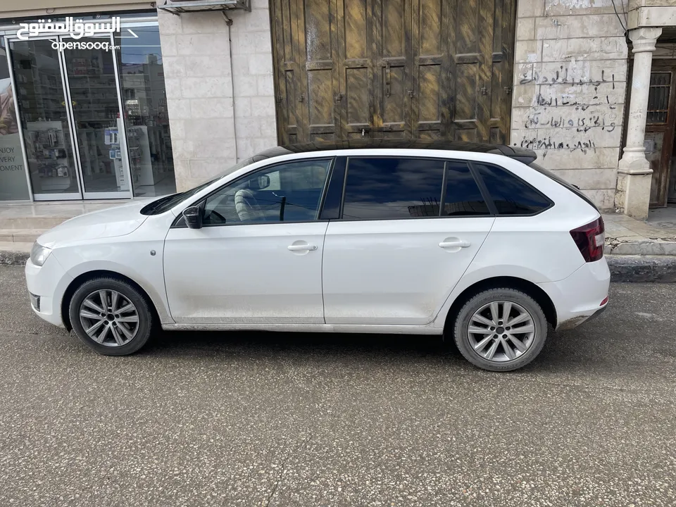 سكودا سبيس باك مع بانوراما بدون فتحة