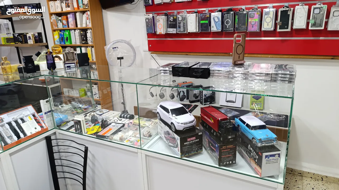 محل كامل للبيع بضاعة رفوف عدت صيانة الجوالات مكيف بترينة