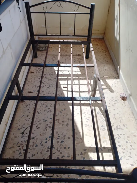 تخت مفرد حديد مع فرشه